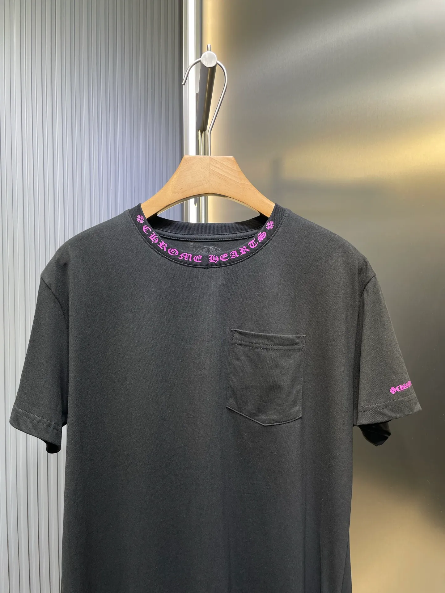 🅿️270 Crow Heart🌟【Top original order】Sanskrit printed short sleeves with collar. Process description: The fabric is made of 26-woven 200g cotton, and the printing is hand-printed with glue. The overall alignment is straight and delicate, the fabric is comfortable and soft, and the color is consistent without color difference. It can be matched with the same style to create a fashionable look and control various occasions. Customized accessories, complete three standards, same style for men and women! ⚠️Color: Black ⚠️Size: SML